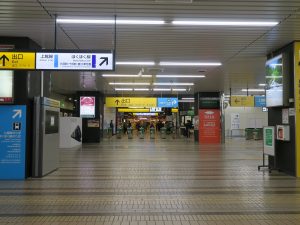JR上越新幹線 越後湯沢駅 正面が出口 右が在来線乗換改札口