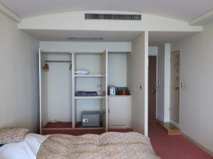 伊豆山温泉 うみのホテル中田屋 ツインルーム 玄関とクローゼット 金庫とポット、冷蔵庫があります