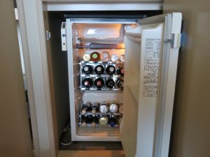 伊豆山温泉 うみのホテル中田屋 ツインルーム 冷蔵庫の中身 飲み物を取ると課金されるシステムです