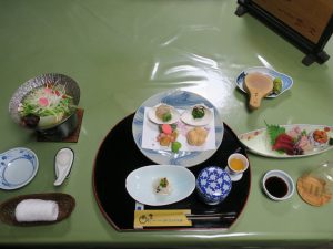 伊豆山温泉 うみのホテル中田屋 夕食 全景 食前酒と前菜、お刺身、メインディッシュ 薬膳料理です