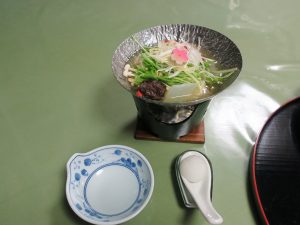 伊豆山温泉 うみのホテル中田屋 夕食 メインディッシュ 和風参鶏湯です