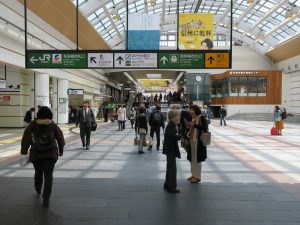 JR北陸新幹線 長野駅 東西自由通路 なぜか通路にエスカレーターがあります