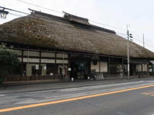 戸倉駅入口交差点 真横に古民家風のお蕎麦屋さんがあります