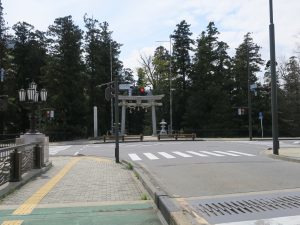 佐良志奈神社前交差点 戸倉上山田温泉へはここを左折します