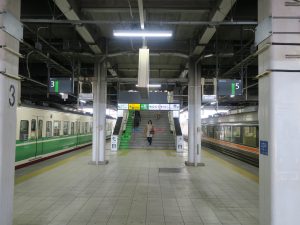 JR篠ノ井線 長野駅 3番線・5番線 主に篠ノ井線で松本・名古屋方面行きの列車と、しなの鉄道線で上田・軽井沢方面行きの列車が発着します