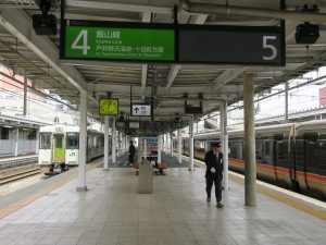 JR飯山線 長野駅 4番線・5番線 主に飯山線で、戸狩野沢温泉・十日町方面行きの列車が発着します