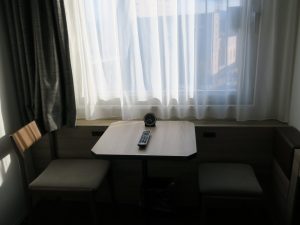 長野東急REIホテル ダブルルーム 窓際のテーブル