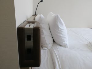 長野東急REIホテル ダブルルーム ベッド脇のコンセントとスイッチ