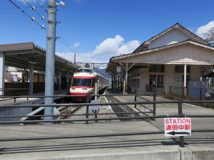 長野電鉄線 湯田中駅 駅全景 かつては2線ホームで、ここに踏切がありました