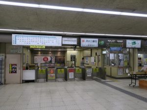 長野鉄道線 長野駅 改札口 自動改札機はなく、駅員さんが切符や運賃を受け取ります