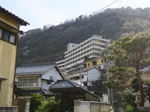 戸倉上山田温泉 山の手に見えるのは、元ホテルでしょうか