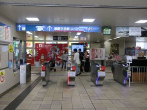 ゆいレール 那覇空港駅 改札口 ICカードとQRコードリーダーがついています