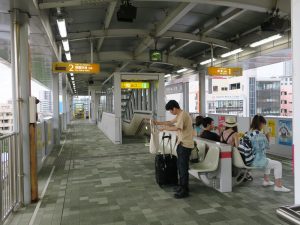 ゆいレール 牧志駅 1番線は首里駅方面行きの列車が、2番線は那覇空港方面行きの列車が発着します