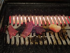 焼肉と沖縄家庭料理 うるま 石垣牛を焼いているところ