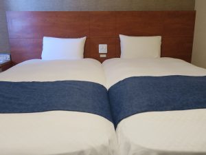 ロワジールホテル那覇 ベイサイドカジュアルツイン ベッド 照明のスイッチはともかく、コンセントが真ん中にあるのはなぜ？