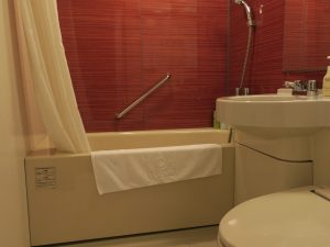 ロワジールホテル那覇 ベイサイドカジュアルツイン バスルーム トイレが手前、バスタブが奥にある、珍しいパターンです