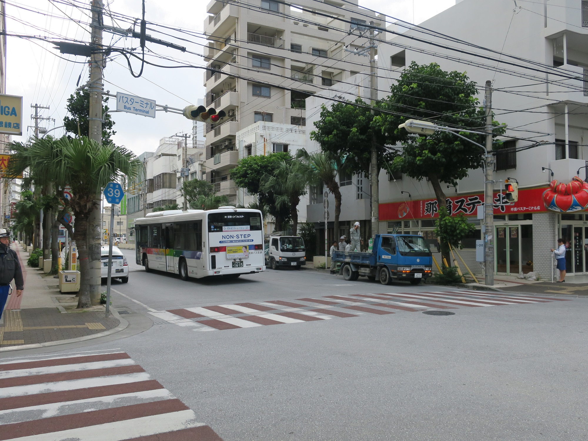 沖縄県 那覇市 バスターミナル交差点 事実上ここが国際通りの端っこです