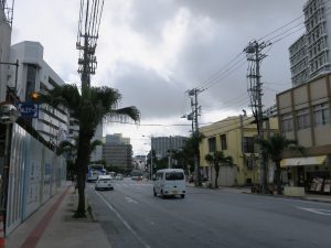 那覇市役所交差点 左にリウボウ、右に那覇市役所が建っています