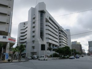 沖縄のデパート リウボウ この裏側にゆいレールの県庁前駅があります