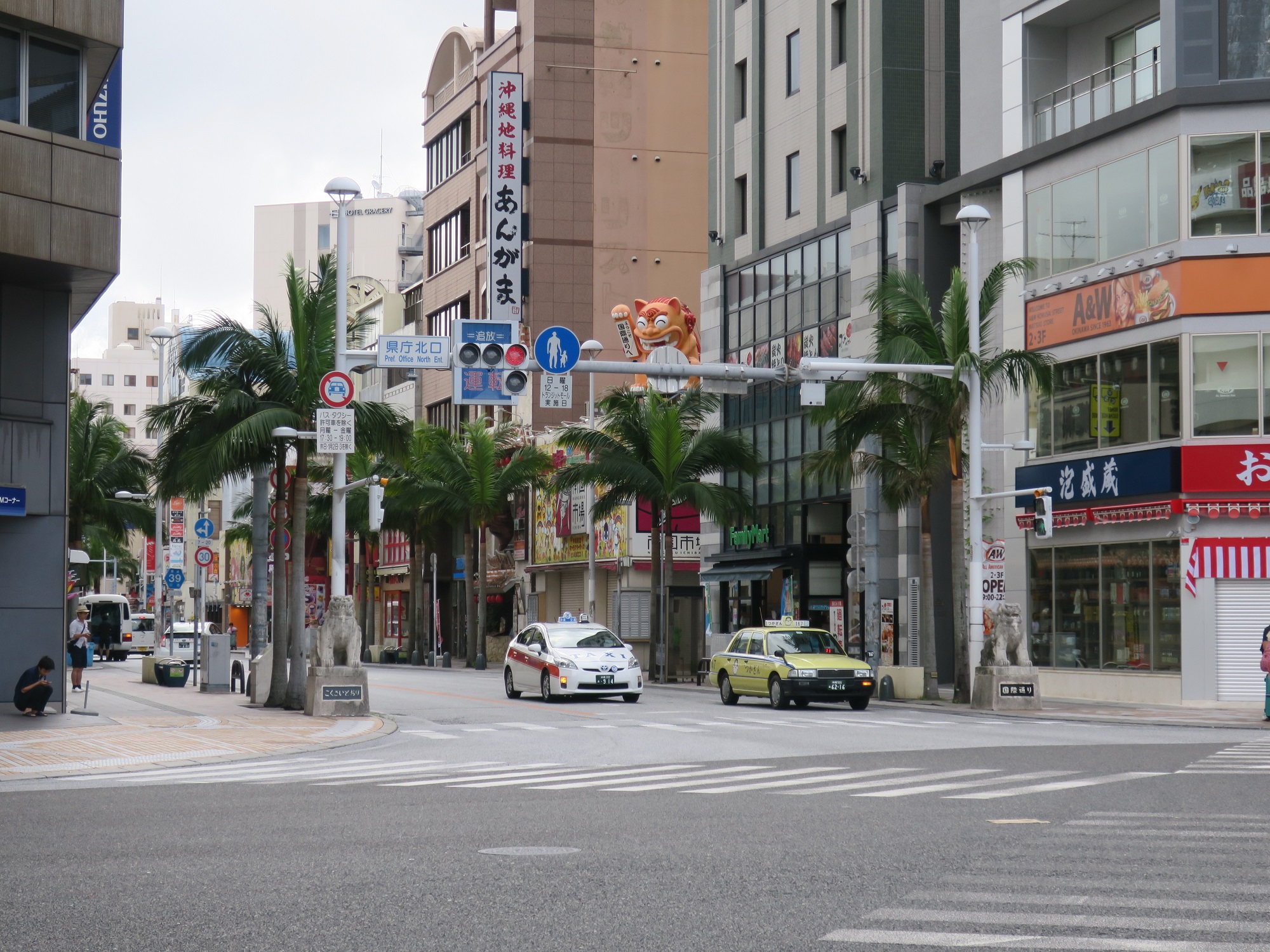沖縄県 那覇市 県庁北口交差点 国際通りの繁華街の入り口です