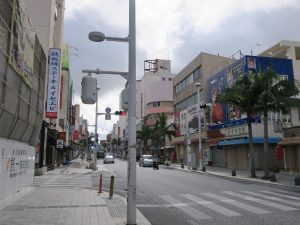 沖縄県 那覇市 国際通り お土産物屋さんや沖縄料理店、ステーキハウスが並びます