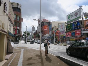 沖縄県 那覇市 国際通り むつみ橋交差点 ここを左に曲がるとゆいレールの美栄橋駅です