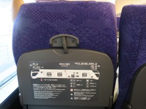 東武鬼怒川線 特急リバティきぬ シート背面のテーブル