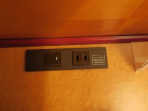 ホテル阪神 シングルルーム 左側のコンセント 照明のスイッチが付いています