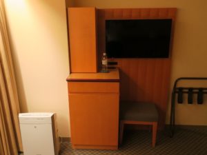 ホテル阪神 シングルルーム デスクの反対 テレビと空気清浄機、カウンターがあります