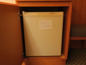ホテル阪神 シングルルーム カウンタの下 冷蔵庫が入っています