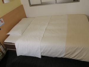 スーパーホテル 梅田・肥後橋 シングルルーム ベッド セミダブルサイズです