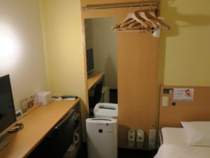 スーパーホテル 梅田・肥後橋 シングルルーム 室内 ハンガー掛けがデスクとベッドの間にあります