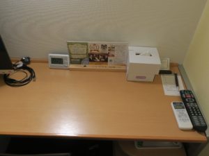 スーパーホテル 梅田・肥後橋 シングルルーム デスク回り 携帯充電ケーブルと有線LANケーブル、ACコンセントがあります