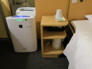 スーパーホテル 梅田・肥後橋 シングルルーム 枕元にテーブルがなかったので、デスク下にあったのを持ってきました