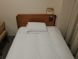 ハートンホテル西梅田 シングルルーム ベッド シングルベッドが置いてあります