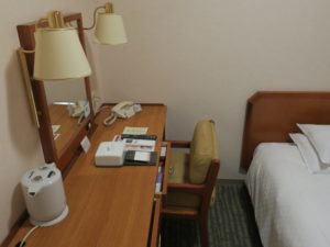 ハートンホテル西梅田 シングルルーム デスクとベッドの間を撮影