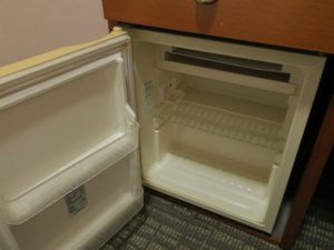 ハートンホテル西梅田 シングルルーム 冷蔵庫 左側のスイッチを入れると作動します