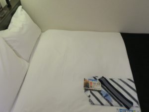 アパヴィラホテル 淀屋橋 シングルルーム ベッド セミダブルサイズのベッドが置いてあります