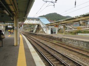 青い森鉄道線 浅虫温泉駅 ホーム 左側の1番線は主に八戸方面に行く列車が発着します 右側の2・3番線は主に青森方面に行く列車が発着します