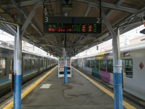 JR中央東線 上諏訪駅 2番線・3番線 2番線は主に塩尻・松本・長野方面に行く列車が発着します 3番線は主に当駅始発の列車が発着します