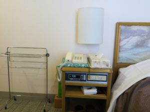 上諏訪温泉 ホテル鷺の湯 枕元 電話、ティッシュ、目覚まし時計と明かりのスイッチがあります