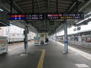 JR篠ノ井線 松本駅 0番線・1番線 0番線は当駅始発の中津川・上諏訪方面に行く列車が発着します 1番線は主に名古屋方面に行く特急列車が発着します