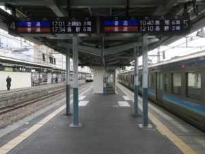 JR大糸線 松本駅 4番線・5番線 主に長野方面に行く列車と、当駅始発の普通列車が発着します