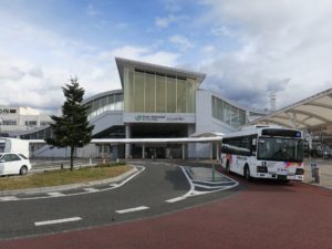 JR大糸線 松本駅 アルプス口（西口） バスターミナルとタクシー乗り場があります