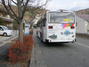 アルピコ交通バス 浅間温泉バス停留所 松本駅からのバスが停車中です