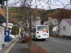 アルピコ交通バス 浅間温泉バス停留所 バスは浅間温泉の町内を一周して松本駅に戻ります