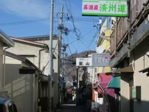 上諏訪温泉 スナック街 「釜山」「済州島」の看板が痛々しいです