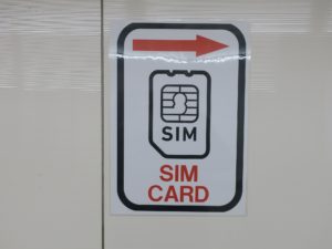 東京メトロ日比谷線 秋葉原駅 "SIM CARD"と書かれた案内表示