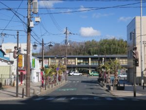 JR常磐線 湯本駅 駅前通りから駅舎を撮影