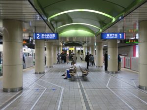 仙台地下鉄南北線 仙台駅 1・2番線 1番線は富沢方面 2番線は泉中央方面行きの列車が発着します
